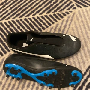 En ny fotbollsskor.st44,5 inga skador helt ny - Helt ny men utan skosnöre 