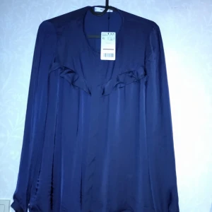 Blus Mango ny med lapp - Snygg blus ny med lapp kvar st.Xs Svårt att få en rättvis färg på bild, den är marin/mörkblå  Fler bilder kan absolut ordnas om så önskas ☺️