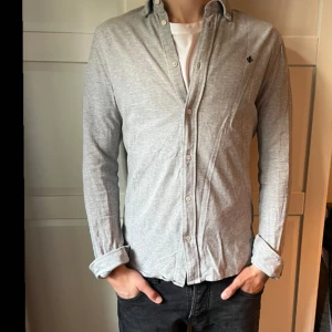 Morris oxford skjorta S - Riktigt snygg oxford skjorta från Morris, perfekt till sommaren! Som ny i storlek S! Modellen är 182cm väger 70kg.