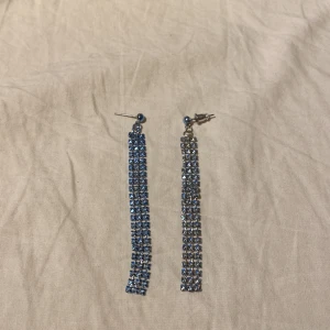 Örhängen blåmetalic  - Säljer de här örhängena så då jag har använt nån enstaka gång väldigt bra skick skriv om du vill köpa eller har en fråga eller fler bilder 