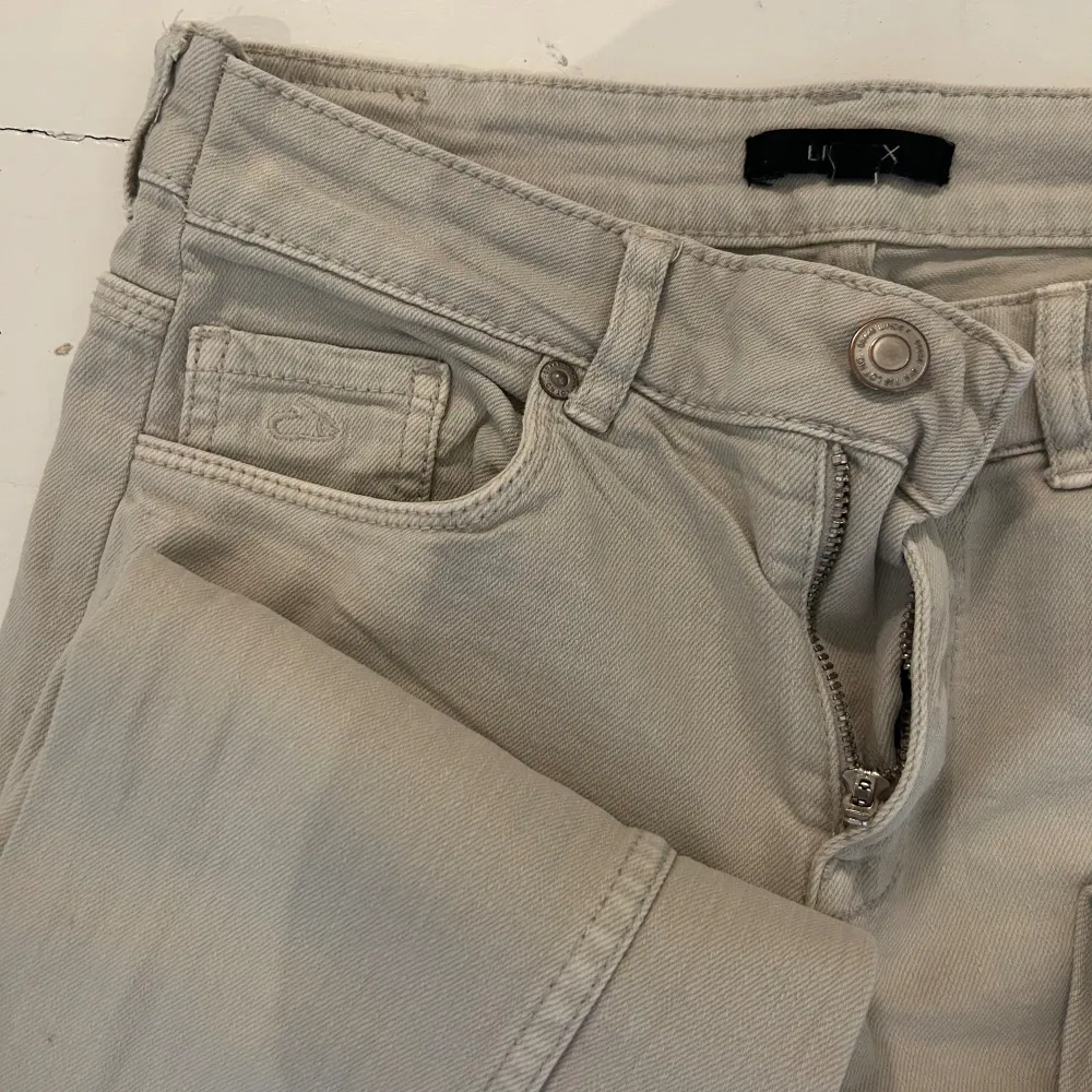 Storlek:34 Köpte dem på Tradera lite förstora på mig är 158.. Jeans & Byxor.