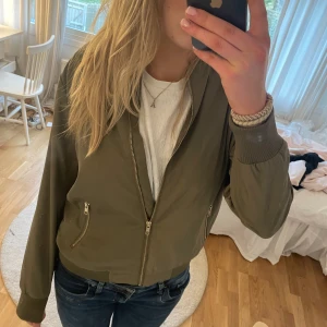 Grön jacka - Jättefin grön jacka perfekt till våren❤️❤️