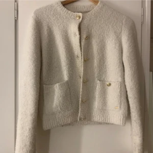 Stickad kofta  - Säljer denna fluffkofta från Lindex i storlek xs men passar även s köpt för 499 och säljer för 100💗 skriv vid frågor 