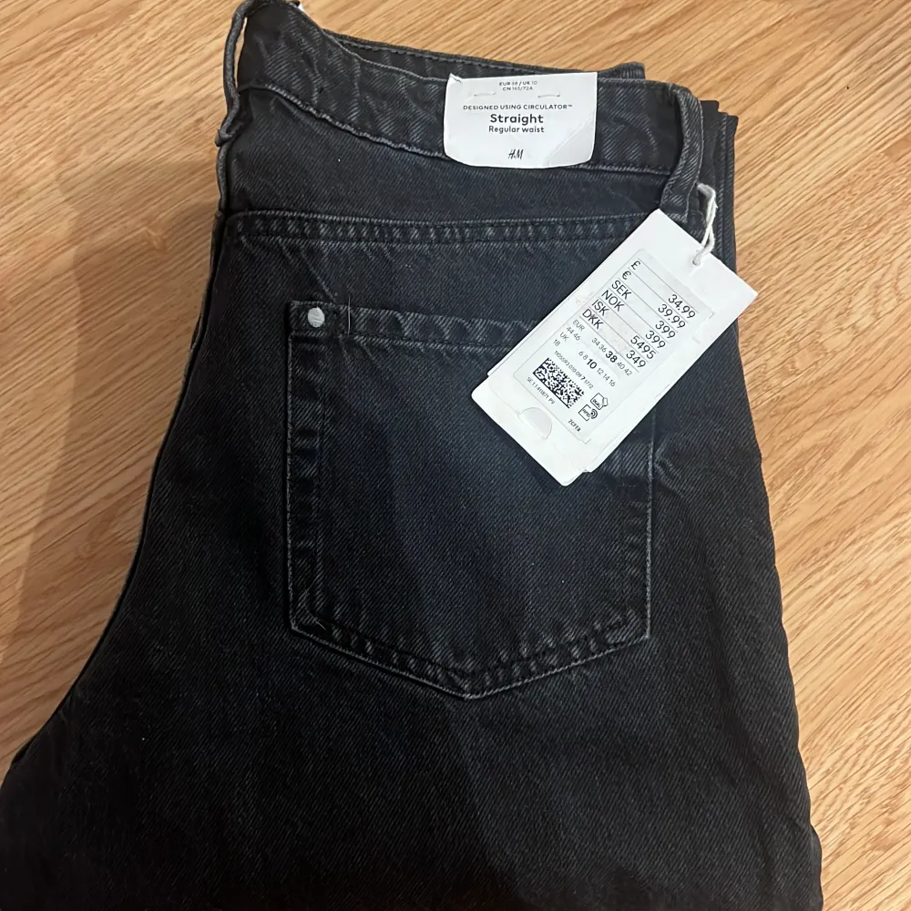 Helt nya super snygga jeans från hm. Low waist, straight modell, svart grå i färgen. Storlek 38. Nypris 399 kr. Säljer för 199 kr, priset går självklart att disskutera🌸. Jeans & Byxor.
