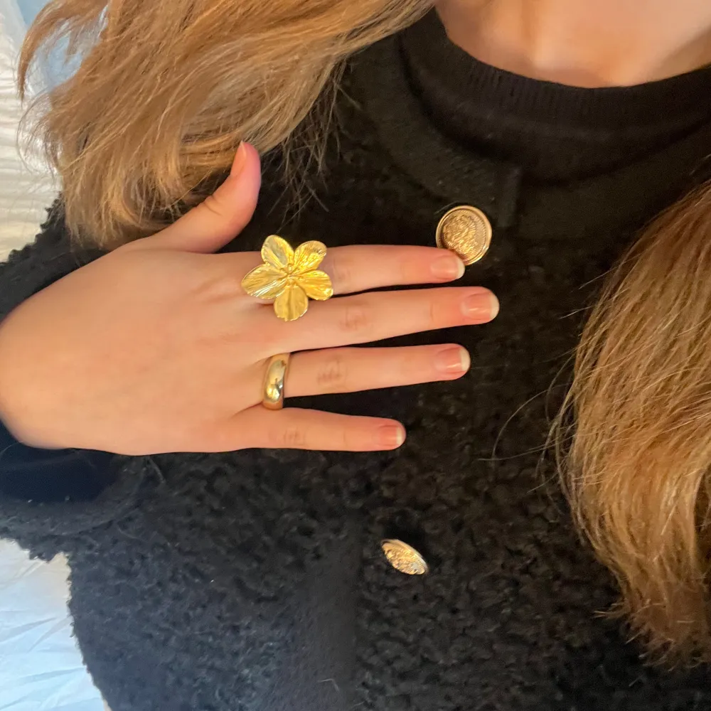 Säljer denna Såå fina och populära ringen som är en blomma i guld färg 💗tryck gärna på köp nu 😍. Accessoarer.