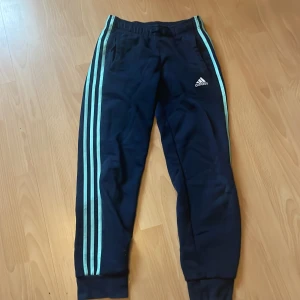 adidas track pants  - nästan helt oanvända, nyttskick. 