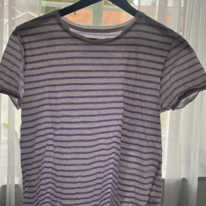 T-shirt randig - Använt några gånger. Den har ett litet hål som inte syns när man har på sig den