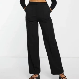 Svarta raka kostymbyxor från Topshop - Kostymbyxor med tydliga sömmar. I perfekt skick, aldrig använd. Lite stor i storleken