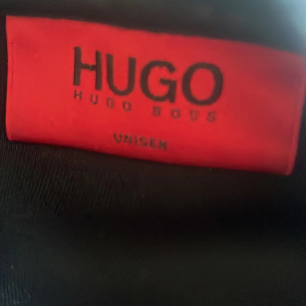En tunn Hugo boss tröja som är i fint skick pris kan diskuteras vid snabb affär . Tröjor & Koftor.