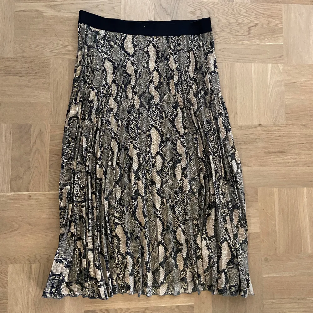 En trendig plisserad kjol perfekt för sommaren! . Kjolar.