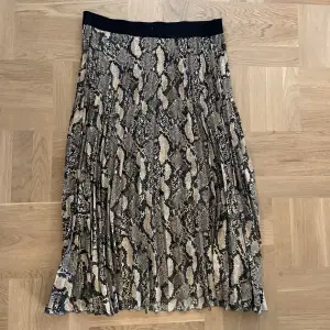 En trendig plisserad kjol perfekt för sommaren! 