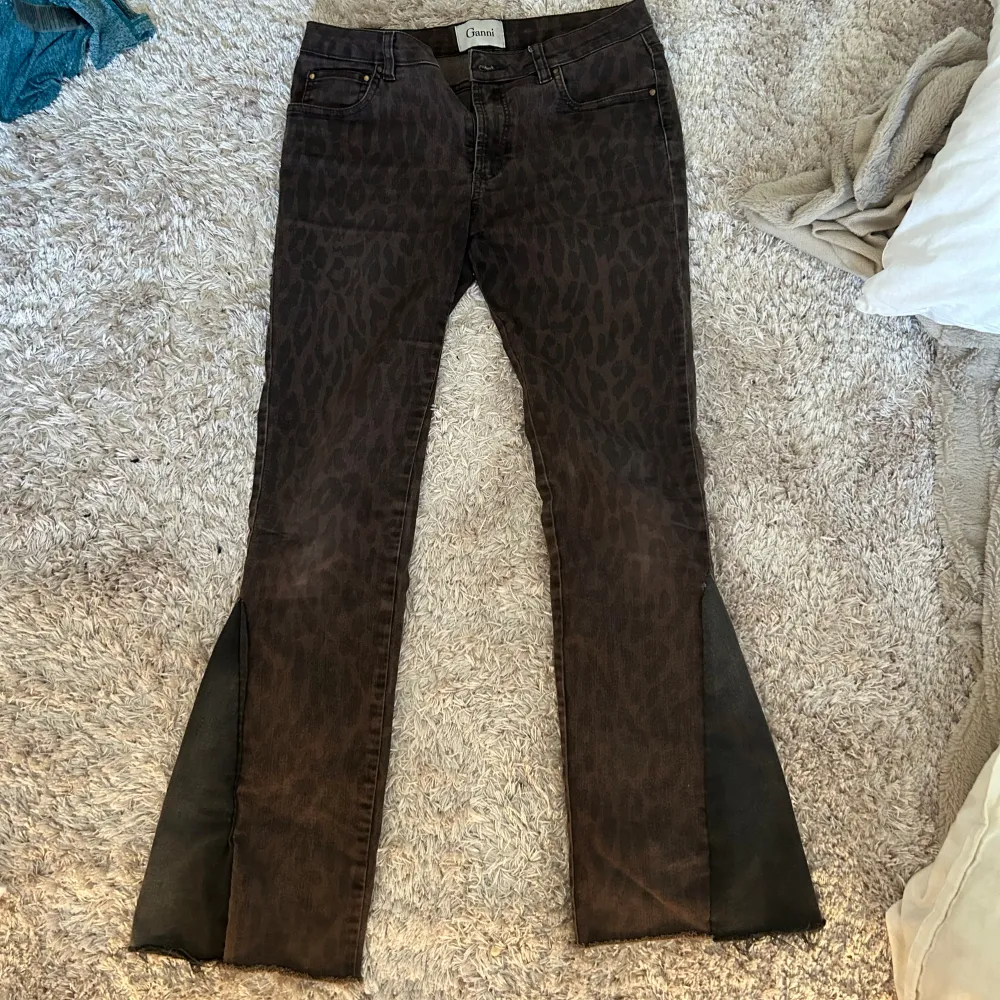 Säljer mina jättefina och unika lågmidjade bootcut leopard jeans från ganni. Använda två gånger och är i mycket gott skick💕. Jeans & Byxor.