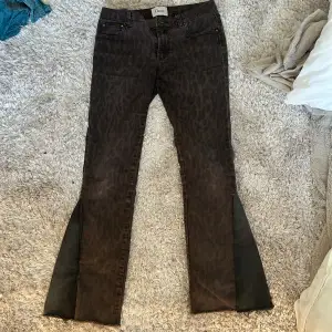 Säljer mina jättefina och unika lågmidjade bootcut leopard jeans från ganni. Använda två gånger och är i mycket gott skick💕