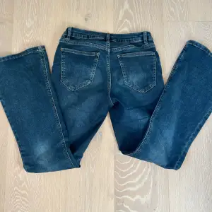 säljer mina lågmidjade bootcut jeans då de är lite för stora för mig, de är i toppskick och ser nästan helt nya ut💕⭐️skriv vid intresse 💋 ordinarie pris: 500kr så säljer för 240kr