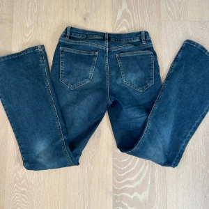 jeans⭐️💕 - säljer mina lågmidjade bootcut jeans då de är lite för stora för mig, de är i toppskick och ser nästan helt nya ut💕⭐️skriv vid intresse 💋 ordinarie pris: 500kr så säljer för 240kr