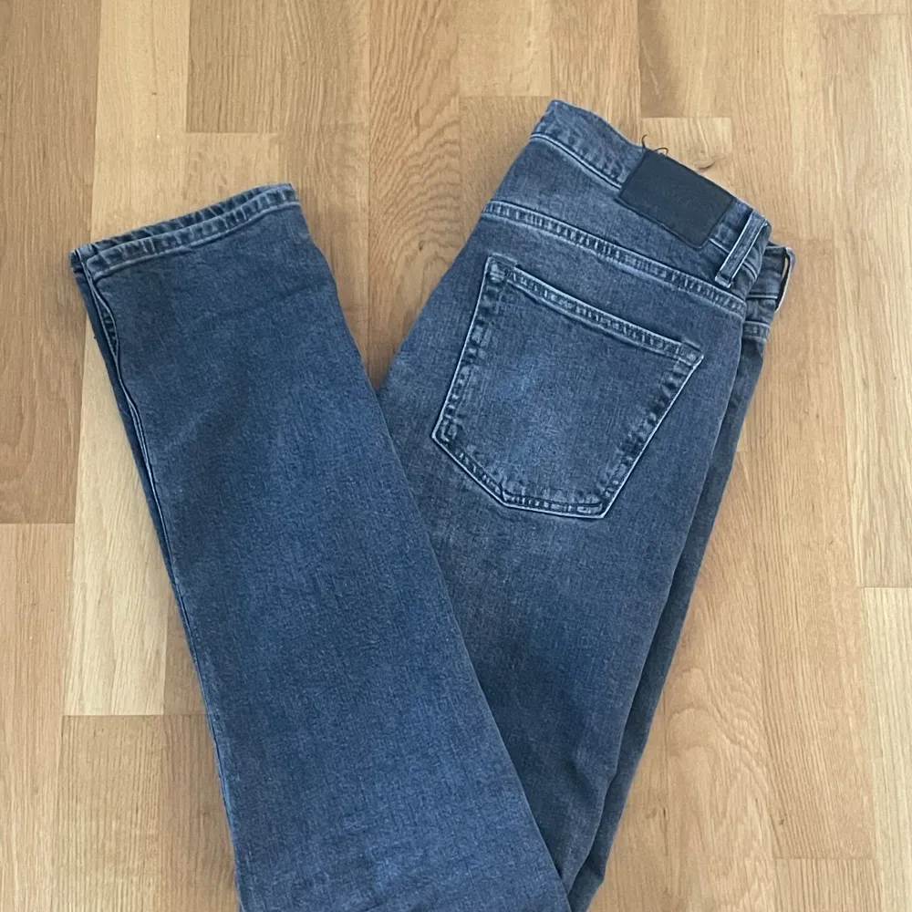 Säljer nu dessa feta jeans från J.lindberg! Storlek 32/32, skick 9/10 Skriv vid minsta fundering😊. Jeans & Byxor.