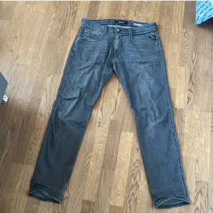Jag säljer dessa mörkgråa Replay Anbass slim jeans i storlek 33, jag säljer dom då dom inte kommer till användning. Jeansen är använda fåtal gånger men i nyskick. Vid yttligare frågor är det bara att höra av dig🙌🏻