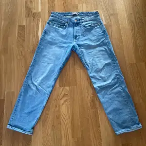 Säljer mina jeans från dressmann då de blivit för små. Jeansen är i Relaxed form! De är använda rätt mycket men det finns inget fel med de. Pris kan diskuteras🙌🏼