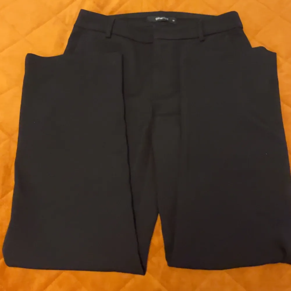 Svarta mid waist straight kostymbyxor i bra skick från Gina Tricot . Jeans & Byxor.