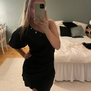 klänning - sjukt fin one shoulder klänning!!