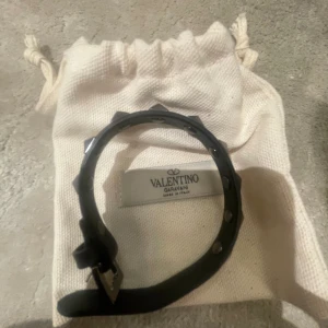 Valentino armband -  Valentino armband | Skick: 10/10 använt 3 gånger | Nypris: 2330kr när jag köpte det |Tillbehör: allting, Dustbags box osv | Pris kan diskuteras vid snabb affär | 