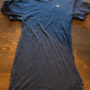T-shirt klänning med märket Adidas på ryggen. Storlek 34
