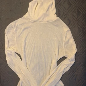 Helt ny vitt topp från H&M! Jättesnygg nu till våren!! 🫶🏼🫶🏼🫶🏼 - Säljer denna topp då den inte kommer till användning. Helt ny från hm, lite genomskinlig 🫣 Så snygg nu till våren t typ lågmidjade byxor. Inga fel. Högre krage fin passform. 