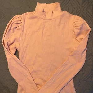 Jättefin ljusrosa topp med puffärm och högre krage! 🫶🏼🫶🏼🫶🏼 Aldeig använd  - Säljer denna topp då den aldrig har använts av mig. Helt ny, jättefin ljusrosa. Har puffärm och högre krage. Be gärna om fler bilder! 💖