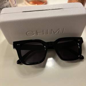 säljer nu mina chimi solglasögon 04 i grå. inga defekter alls, dom är endast testade. Alltså helt nya.