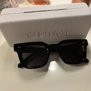 säljer nu mina chimi solglasögon 04 i svart. inga defekter alls, dom är endast testade. Alltså helt nya.