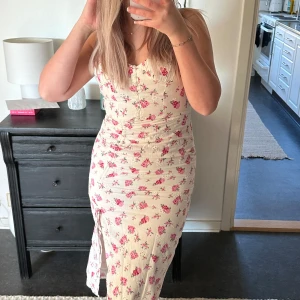 Klänning - Lång blommig klänning från zara. Aldrig använd endast testad. 