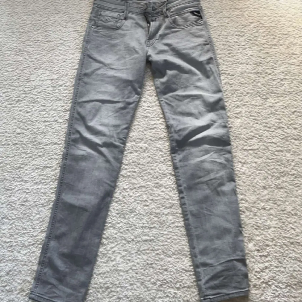 Dessa stilrena Replay jeans är i bra skick✨ Längd/Bredd 30/27📏 Passformen är slim. Skriv gärna om du har en fråga!. Jeans & Byxor.
