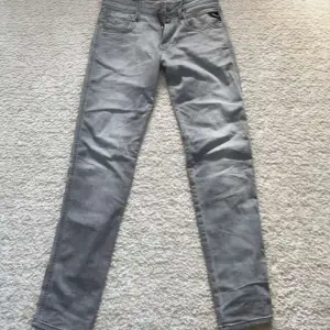 Dessa stilrena Replay jeans är i bra skick✨ Längd/Bredd 30/27📏 Passformen är slim. Skriv gärna om du har en fråga!