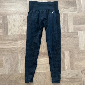 Tights - Gymshark - Tights i bra skick från Gymshark. Har en sömm baktill för snygg passform. Grå/svarta. Hög midja. 