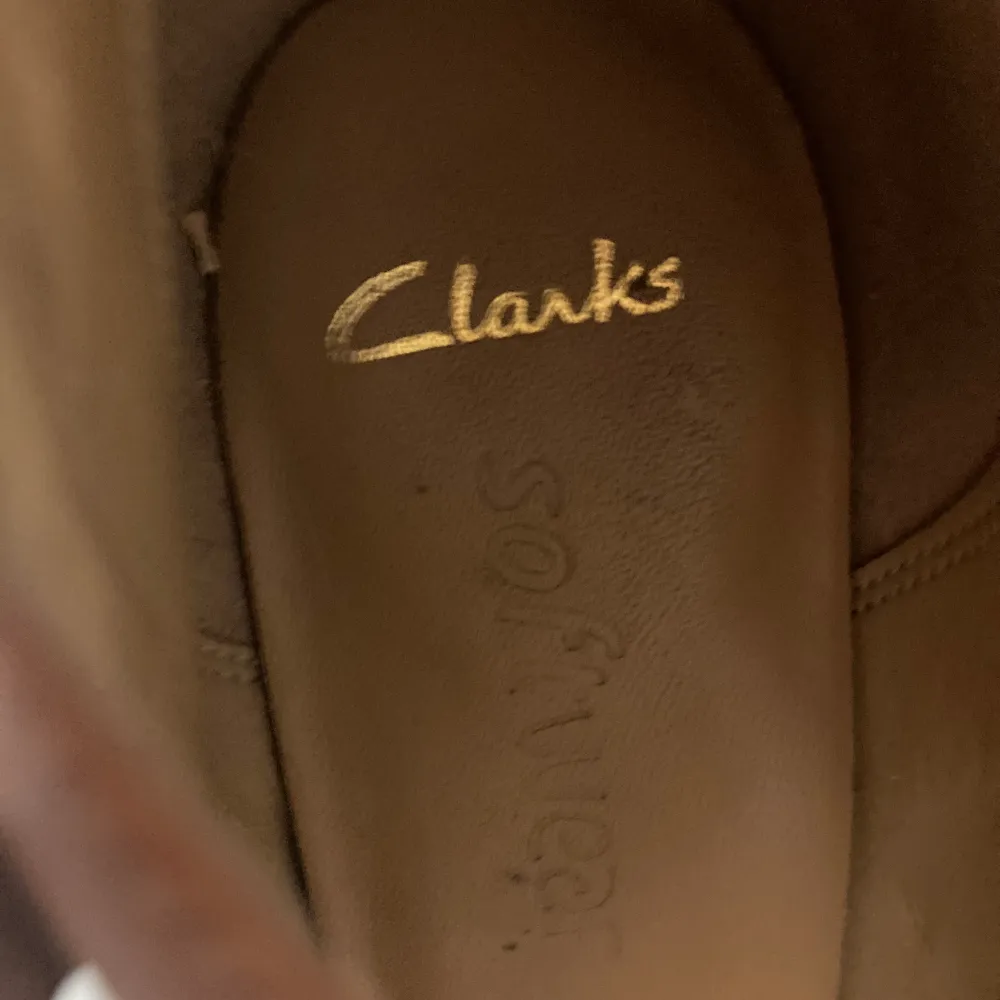 Brun klackskor från Clarks som inte sälja i butik längre. Oanvänt skick och väldigt snygga! Märkesskor som var dyra när de var nya. Skor.