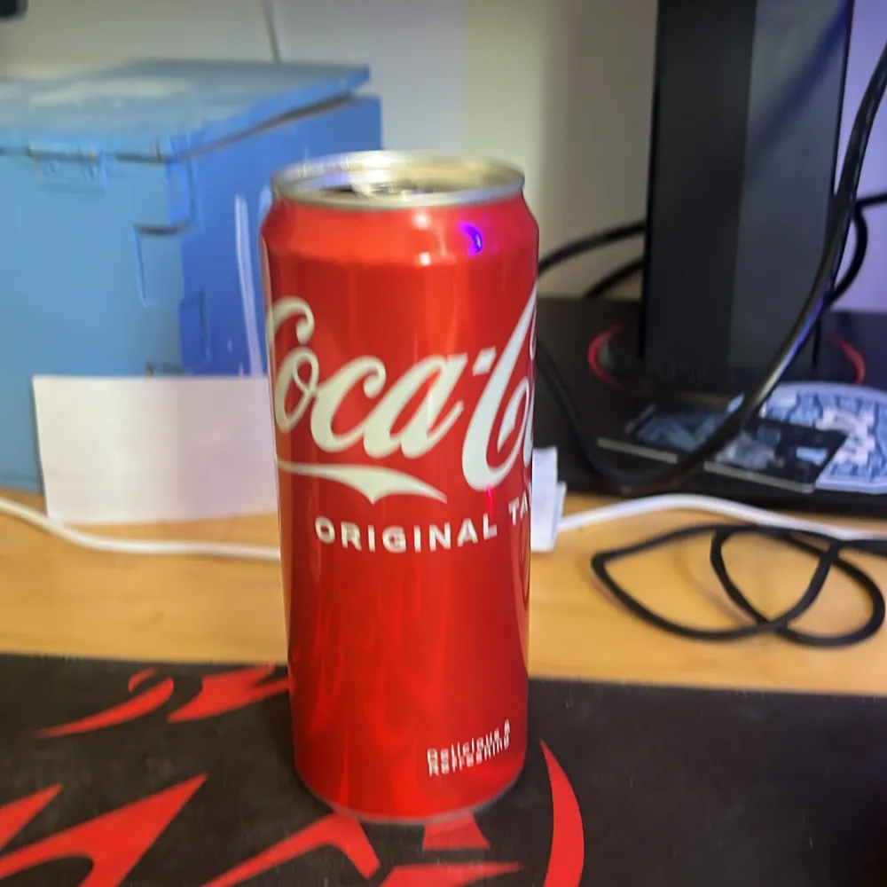 Använd uppdricken cola dricka. Condition 1,5/10 hål på toppen då jag druckit upp den . Övrigt.
