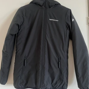 Jacka - Peak performance jacka i storlek xs. Den är använd bara några fåtal gånger och är i väldigt bra skick.