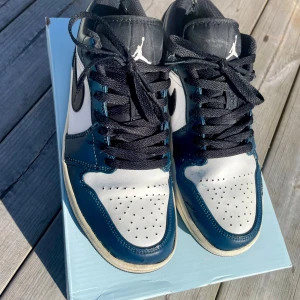 Air Jordan 1 Low dark Teal - Air Jordan 1 Low dark Teal storlek 41 i bra skick. Lite crease och några tecken på slitage(se på bilderna). Box kommer tyvärr inte med. Köpta på merch of sweden för 2450 för ca 8 månader sedan! Skriv för frågor! 🤙🚀