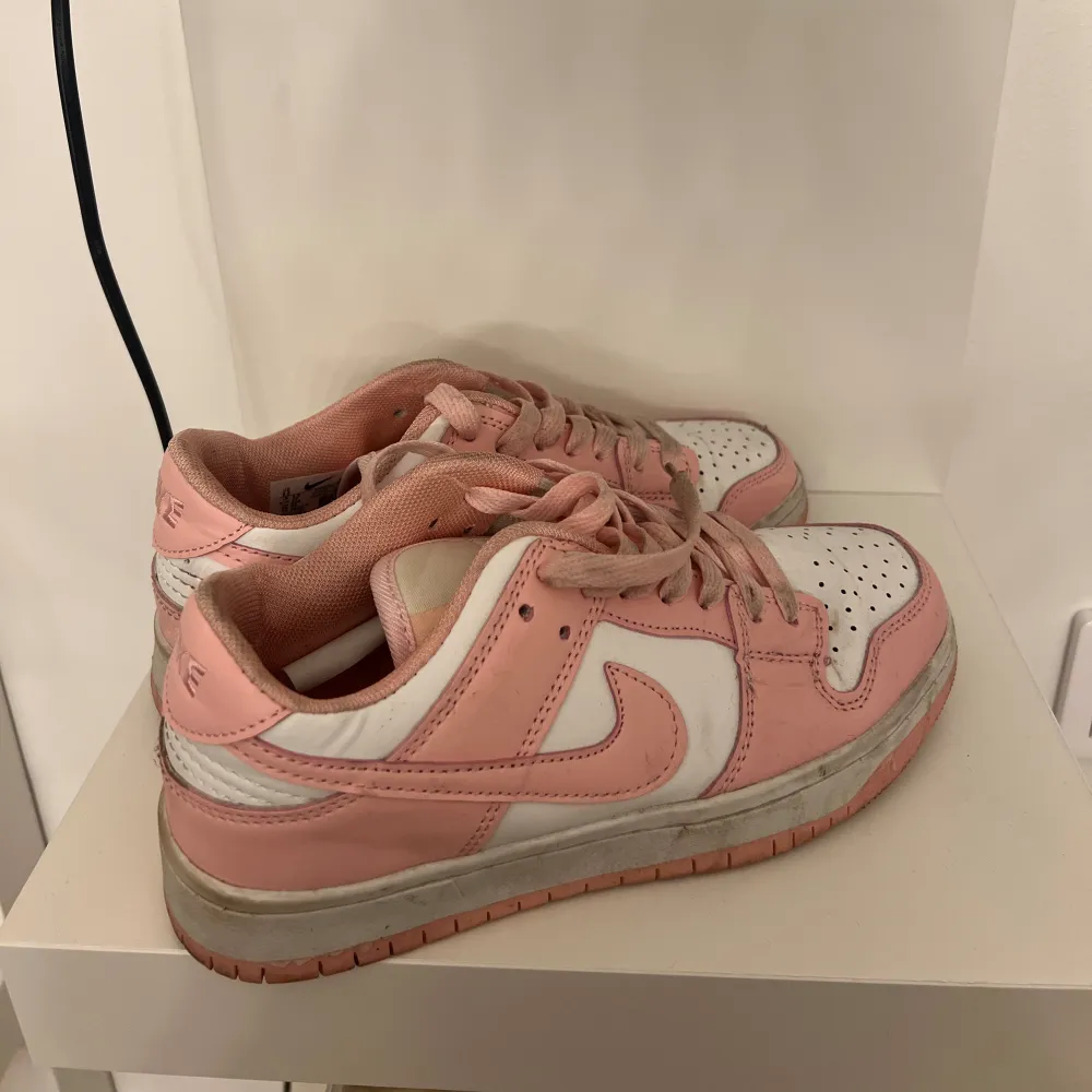 Superfina rosa jordans liknande skor, där av de låga priset, köpte på en hämsida för 800💓 Knappt använde! Tvättar och fixar såklar till dom om dom blir sålda inanna jag postat dom!. Skor.