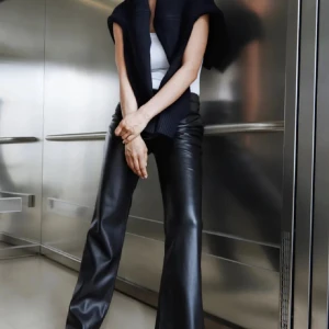 lågmidjade skinnbyxor - säljer ett par as snygga lågmidjade skinnbyxor som jag bara fick hem för några dagar sedan men som tyvärr var för stora för mig❤️