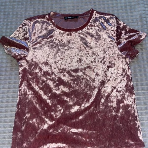 Skimmrig T-shirt - Söt gammelrosa t-shirt som skimrar, passar till fest/speciella tillfällen. Använd fåtal gånger, nyskick. 💛