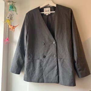 Boxig kavaj Monki 80s 90s  - Boxig kavaj med knappar framtill från Monki. Storlek S. 