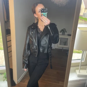 skinnjacka - jättefin skinnjacka ifrån bikbok som tyvärr inte kommer till användning längre. strl S💘