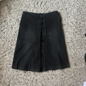 Jeans kjol - Super söt jeans kjol med snöring 💕 lace och glitter detaljer😽 har inga defekter, helt nyskick! 