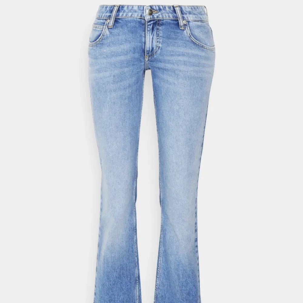 Low waist jeans från Lee 🩵 Perfekta i längden för mig som är 165 cm! Säljer då de är för stora 🩵. Jeans & Byxor.