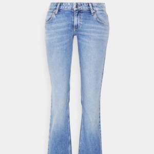 Low waist jeans från Lee 🩵 Perfekta i längden för mig som är 165 cm! Säljer då de är för stora 🩵