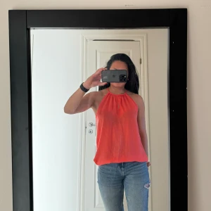 Topp med öppning på baksidan - Jättefin topp med lite öppning på baksidan.