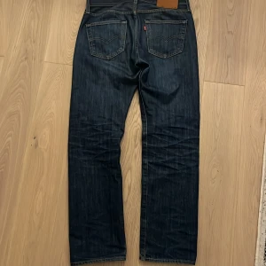 Levis jeans 501 mörkblå - Bra skick, Fina jeans. Mörkblå 501