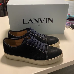 Lanvins skor  - Sällsynt färg, Strlk 43, allt på bilden ingår  , Skick som nya bara att de har en liten defekt där bak 