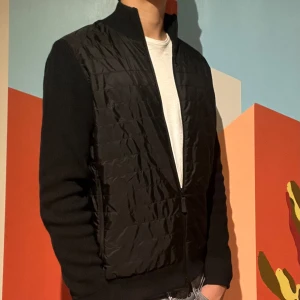 J.lindeberg Cardigan  - Säljer nu min cardigan från J.lindeberg som jag köpt i deras butik i Täby c. Har du några frågor är det bara att höra av sig. Byten kan vara intressant!